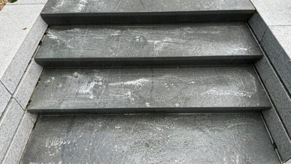 건물 외곽 및 조경공사 후 콘크리트 잔여물 청소작업