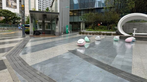 건물 외곽 및 조경공사 후 콘크리트 잔여물 청소작업