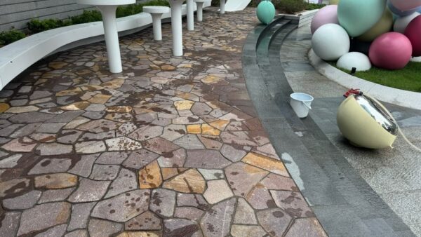 건물 외곽 및 조경공사 후 콘크리트 잔여물 청소작업