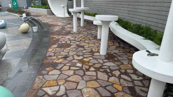 건물 외곽 및 조경공사 후 콘크리트 잔여물 청소작업