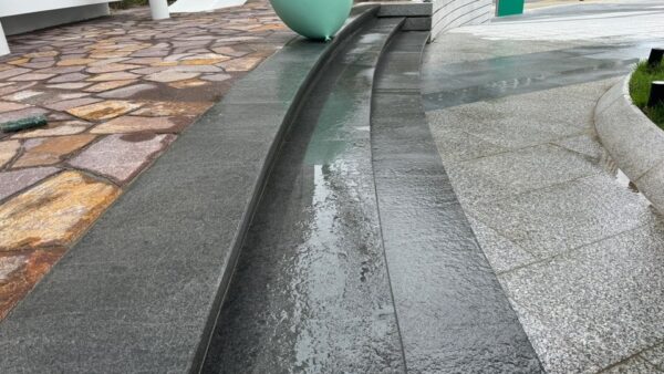 건물 외곽 및 조경공사 후 콘크리트 잔여물 청소작업