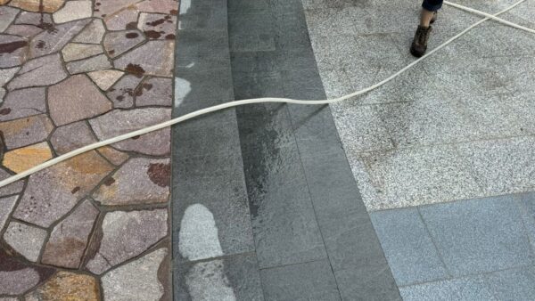 건물 외곽 및 조경공사 후 콘크리트 잔여물 청소작업