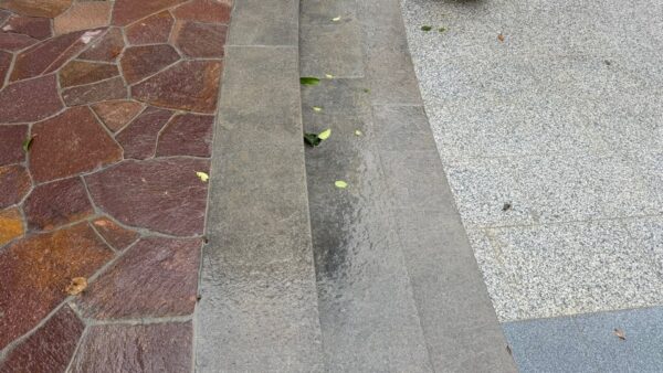 건물 외곽 및 조경공사 후 콘크리트 잔여물 청소작업