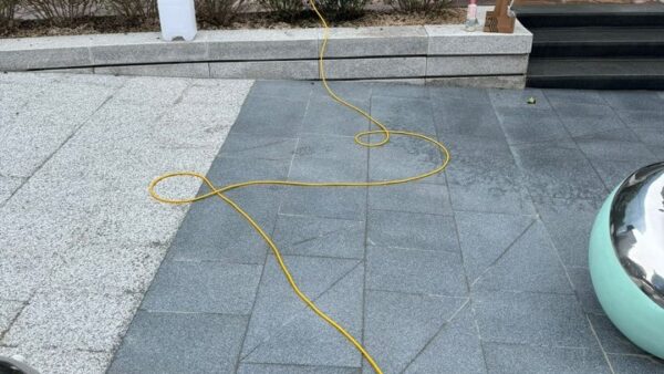 건물 외곽 및 조경공사 후 콘크리트 잔여물 청소작업