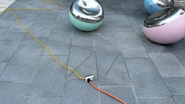 건물 외곽 및 조경공사 후 콘크리트 잔여물 청소작업