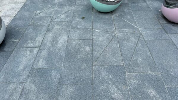 건물 외곽 및 조경공사 후 콘크리트 잔여물 청소작업