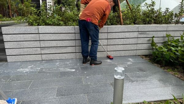 건물 외곽 및 조경공사 후 콘크리트 잔여물 청소작업