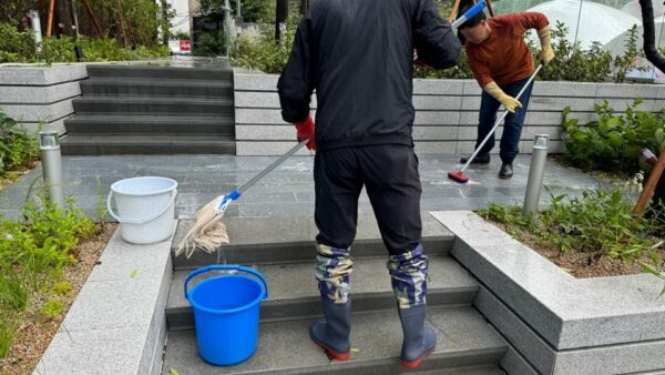 건물 외곽 및 조경공사 후 콘크리트 잔여물 청소작업