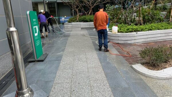 건물 외곽 및 조경공사 후 콘크리트 잔여물 청소작업