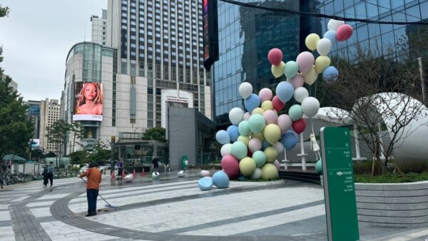 건물 외곽 및 조경공사 후 콘크리트 잔여물 청소작업