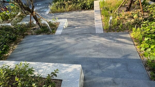 건물 외곽 및 조경공사 후 콘크리트 잔여물 청소작업