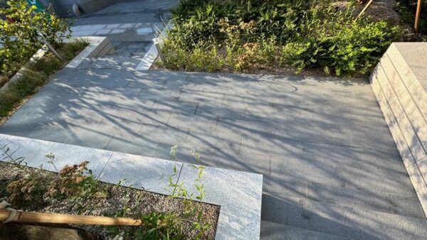 건물 외곽 및 조경공사 후 콘크리트 잔여물 청소작업