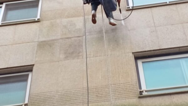 건물외벽 이끼및오염물청소작업