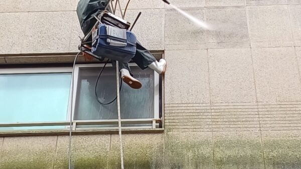 건물외벽 이끼및오염물청소작업